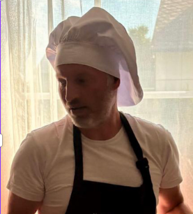 Brotkraft Bäckermeister Matthias Brotkraft Bäckermeister Matthias mit Bäckermütze – authentische Darstellung für Brotbackkurs und gesunde Brote.